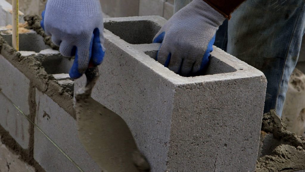 اصول تولید بلوک سیمانی؛ استانداردها و نحوه عمل آوری بلوک سیمانی