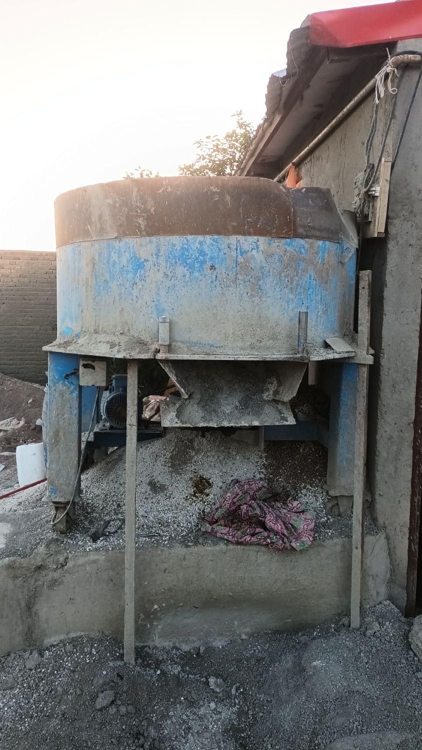 دستگاه بلوک زنی نیمه اتوماتیک دست دوم ۸  قالبه